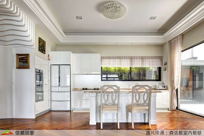 白色開放式廚房室內裝潢設計，包括餐桌、流理台、餐椅裝潢圖片