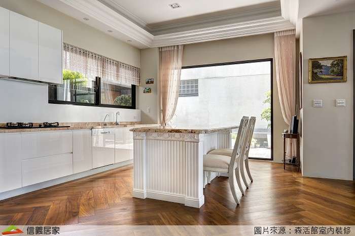 白色開放式廚房室內裝潢設計，包括餐桌、餐椅裝潢圖片