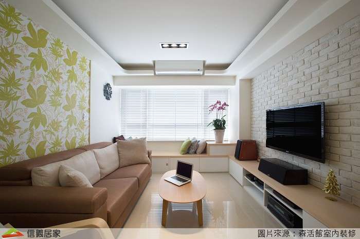 米色客廳室內裝潢設計，包括沙發、茶几、壁紙、電視櫃、百葉窗裝潢圖片