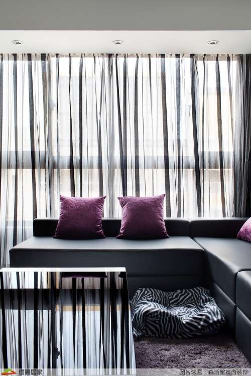 灰色客廳室內裝潢設計，包括窗簾、茶几、L型沙發裝潢圖片