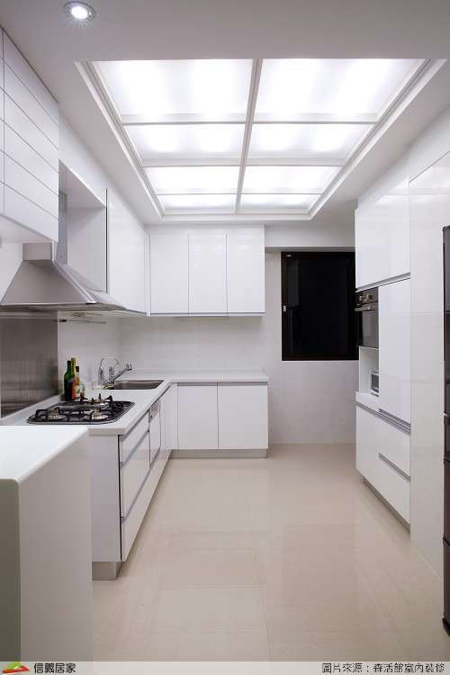 白色開放式廚房室內裝潢設計，包括流理台裝潢圖片