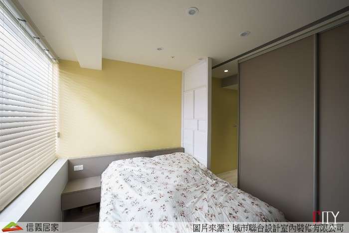 黃色臥室室內裝潢設計，包括床裝潢圖片
