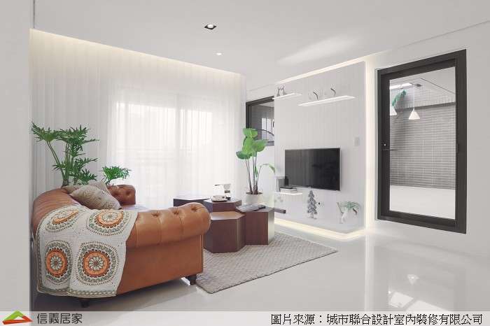 白色客廳室內裝潢設計，包括沙發、茶几、電視牆裝潢圖片