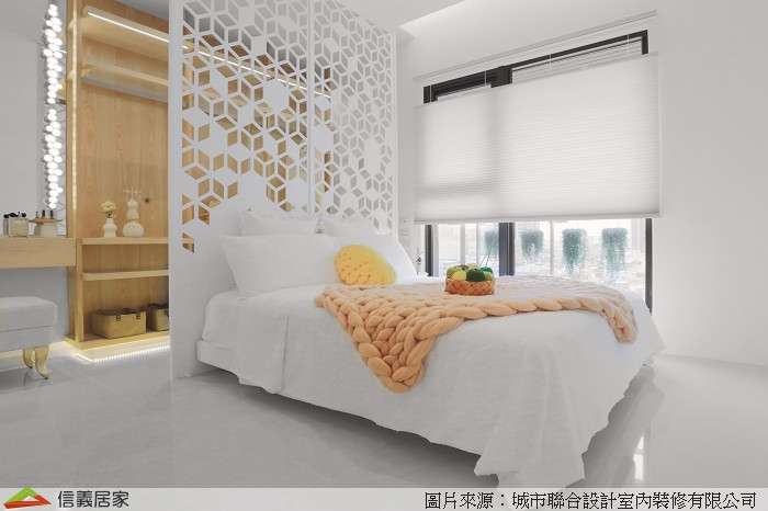白色臥室室內裝潢設計，包括床、床頭主牆裝潢圖片