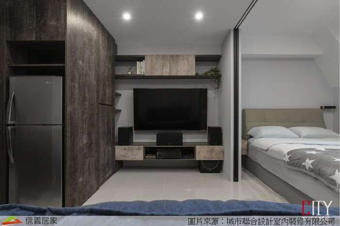 灰色臥室室內裝潢設計，包括床、電視牆裝潢圖片