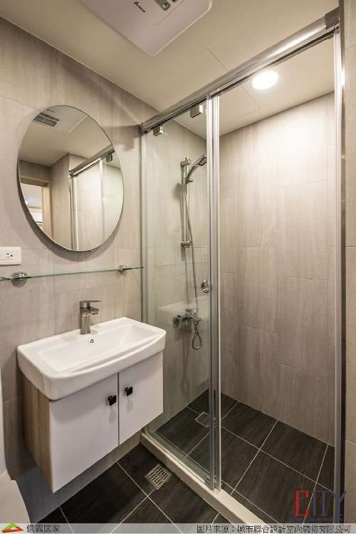 米色乾濕分離室內裝潢設計，包括鏡子、洗手台、淋浴/花灑裝潢圖片