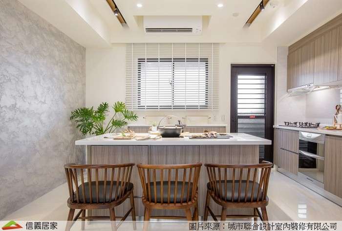 米色餐廳,米色開放式廚房室內裝潢設計，包括餐桌、餐椅裝潢圖片