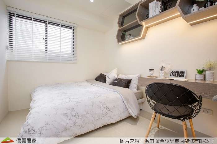白色臥室室內裝潢設計，包括床、書桌、置物櫃裝潢圖片