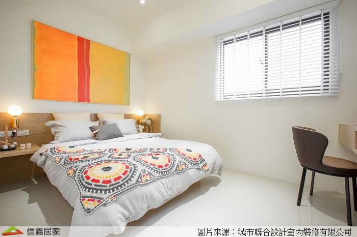 白色臥室室內裝潢設計，包括床、百葉窗裝潢圖片