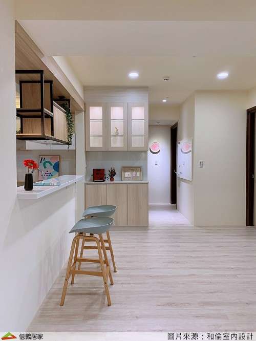 米色開放式廚房室內裝潢設計，包括椅子、吧台、置物櫃裝潢圖片