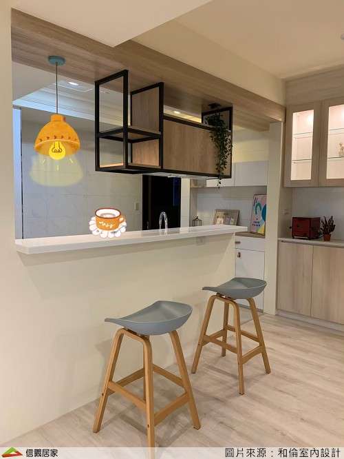 米色開放式廚房室內裝潢設計，包括吊燈、椅子、吧台裝潢圖片