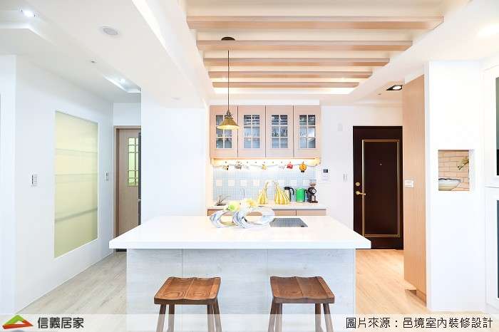 白色開放式廚房室內裝潢設計，包括流理台、椅子、吧台裝潢圖片