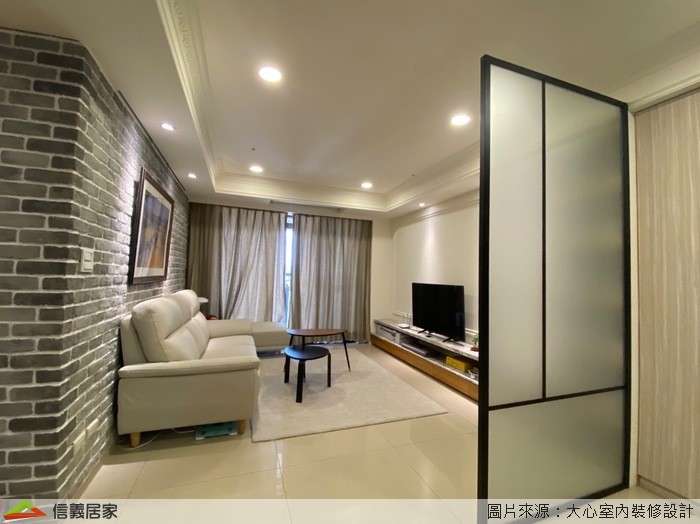 白色客廳室內裝潢設計，包括窗簾、茶几、矮櫃、地毯、隔屏、L型沙發裝潢圖片