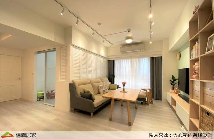 米色客廳室內裝潢設計，包括窗簾、沙發、茶几、電視櫃、矮櫃裝潢圖片