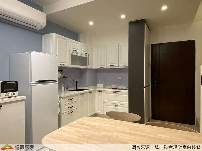 藍色廚房,藍色玄關室內裝潢設計，包括餐桌、流理台、餐椅、置物櫃裝潢圖片
