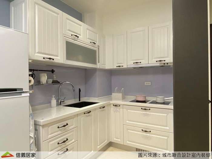 白色廚房室內裝潢設計，包括流理台、置物櫃裝潢圖片