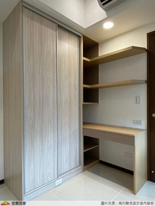 白色臥室室內裝潢設計，包括收納櫃、書桌、書櫃裝潢圖片