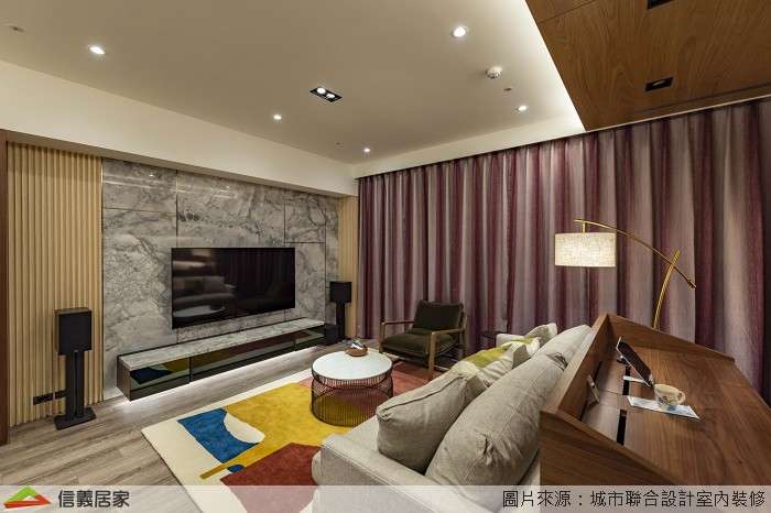 白色客廳室內裝潢設計，包括沙發、吊燈、電視牆、電視櫃、沙發牆裝潢圖片