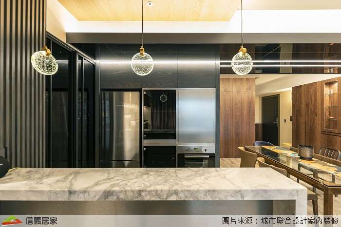 灰色廚房室內裝潢設計，包括吊燈、吧檯裝潢圖片