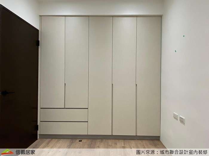 白色臥室室內裝潢設計，包括收納櫃、置物櫃裝潢圖片