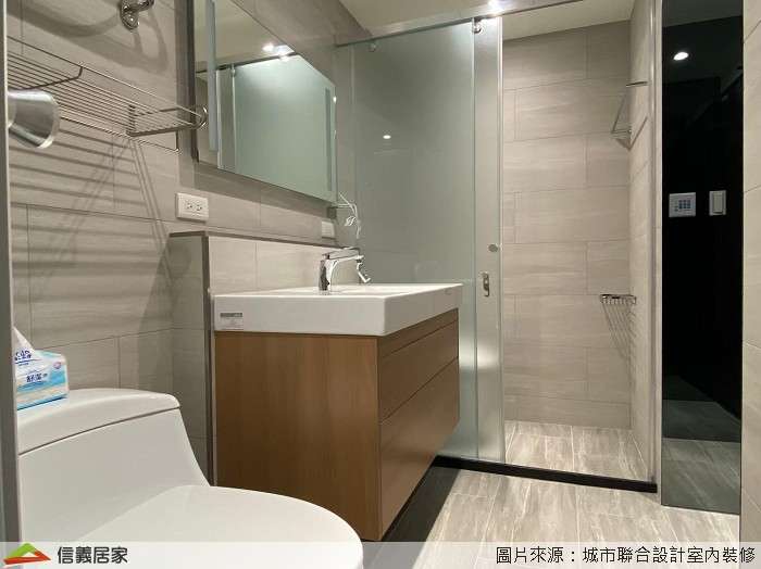 白色浴室室內裝潢設計，包括收納櫃、洗手台、淋浴/花灑、馬桶、置物櫃、拉門裝潢圖片
