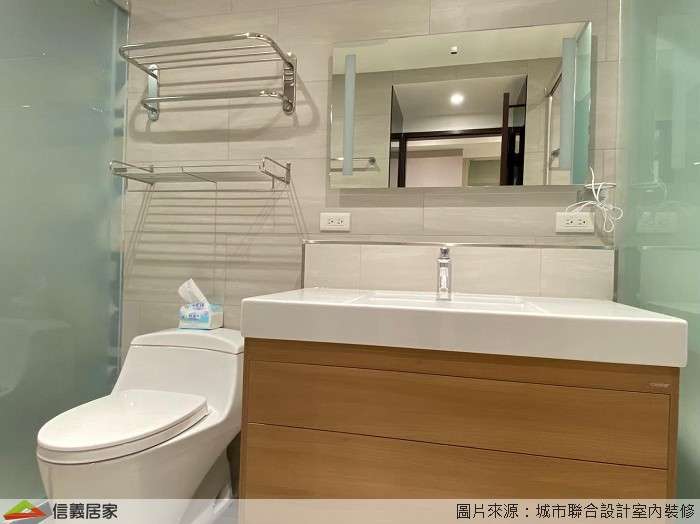 白色浴室室內裝潢設計，包括磁磚、洗手台、毛巾架、馬桶裝潢圖片