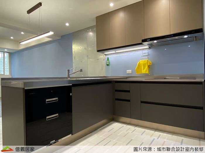 藍色廚房室內裝潢設計，包括磁磚、收納櫃、流理台、置物櫃裝潢圖片