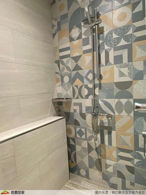 白色浴室室內裝潢設計，包括磁磚、淋浴/花灑裝潢圖片