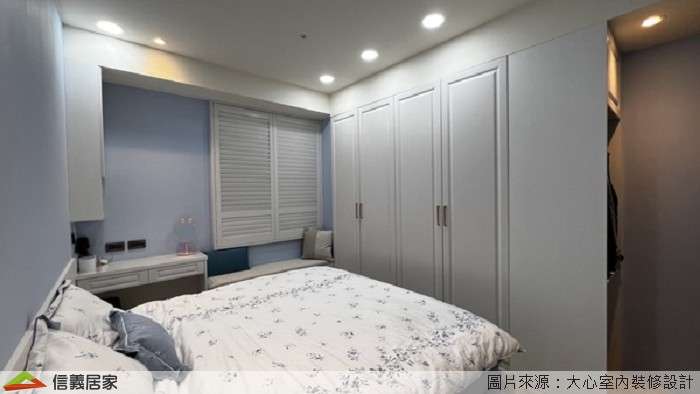 藍色臥室室內裝潢設計，包括床、嵌燈、置物櫃裝潢圖片