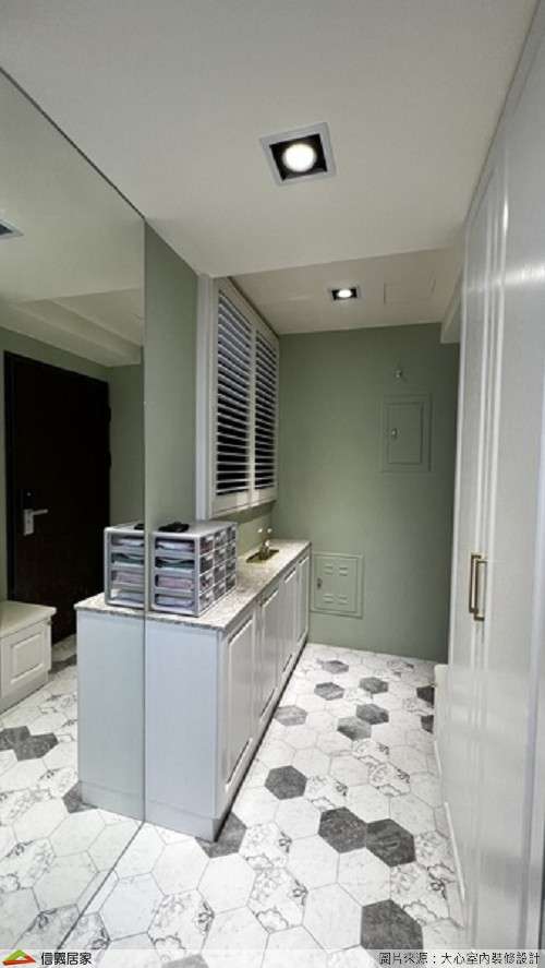 綠色玄關室內裝潢設計，包括磁磚、置物櫃、百葉窗裝潢圖片