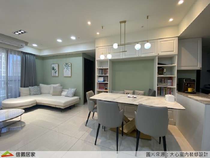 白色客廳,白色餐廳室內裝潢設計，包括餐桌、展示櫃、L型沙發裝潢圖片