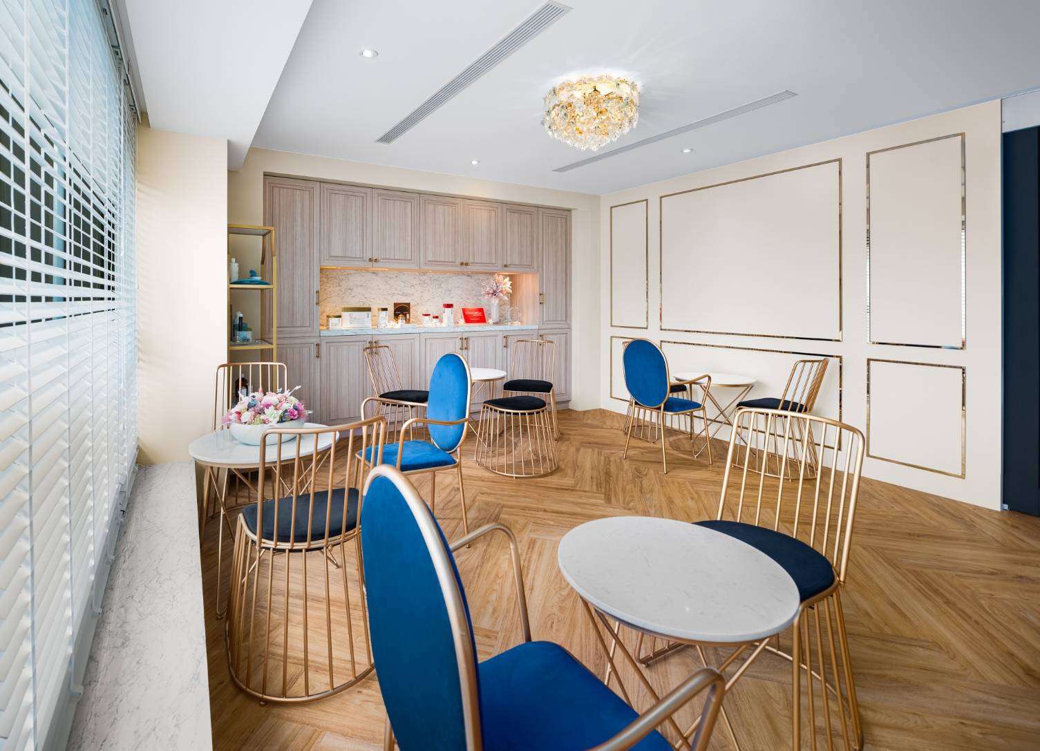 白色商業空間室內裝潢設計，包括椅子、展示櫃裝潢圖片