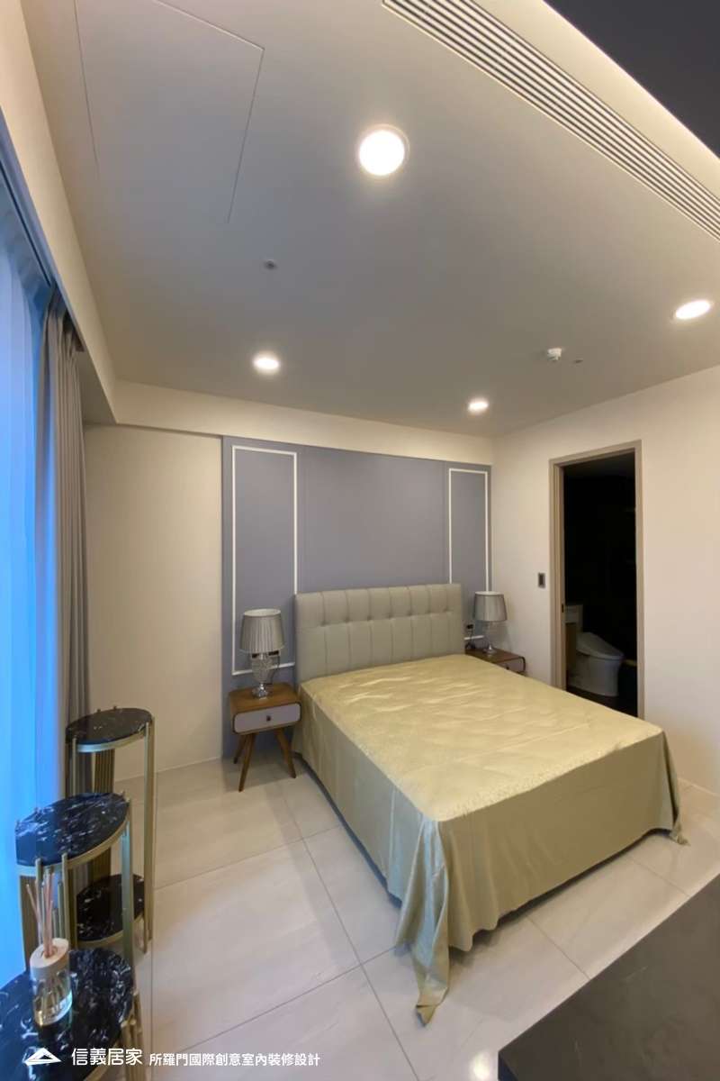 白色臥室室內裝潢設計，包括床、床頭主牆、床頭櫃裝潢圖片