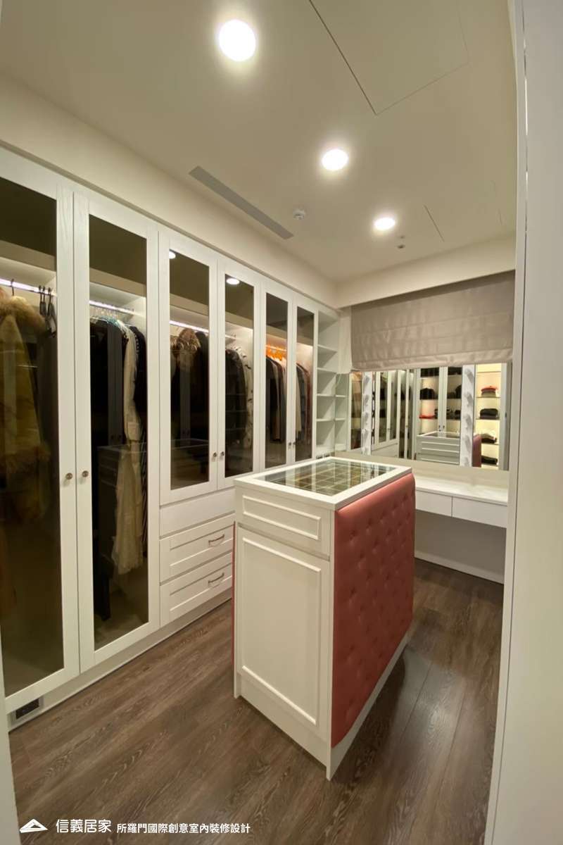 白色更衣室室內裝潢設計，包括收納櫃、置物櫃、中島裝潢圖片