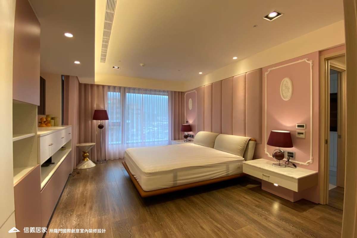 粉紅色臥室室內裝潢設計，包括窗簾、床、收納櫃、床頭主牆、壁燈、床頭櫃、置物櫃裝潢圖片