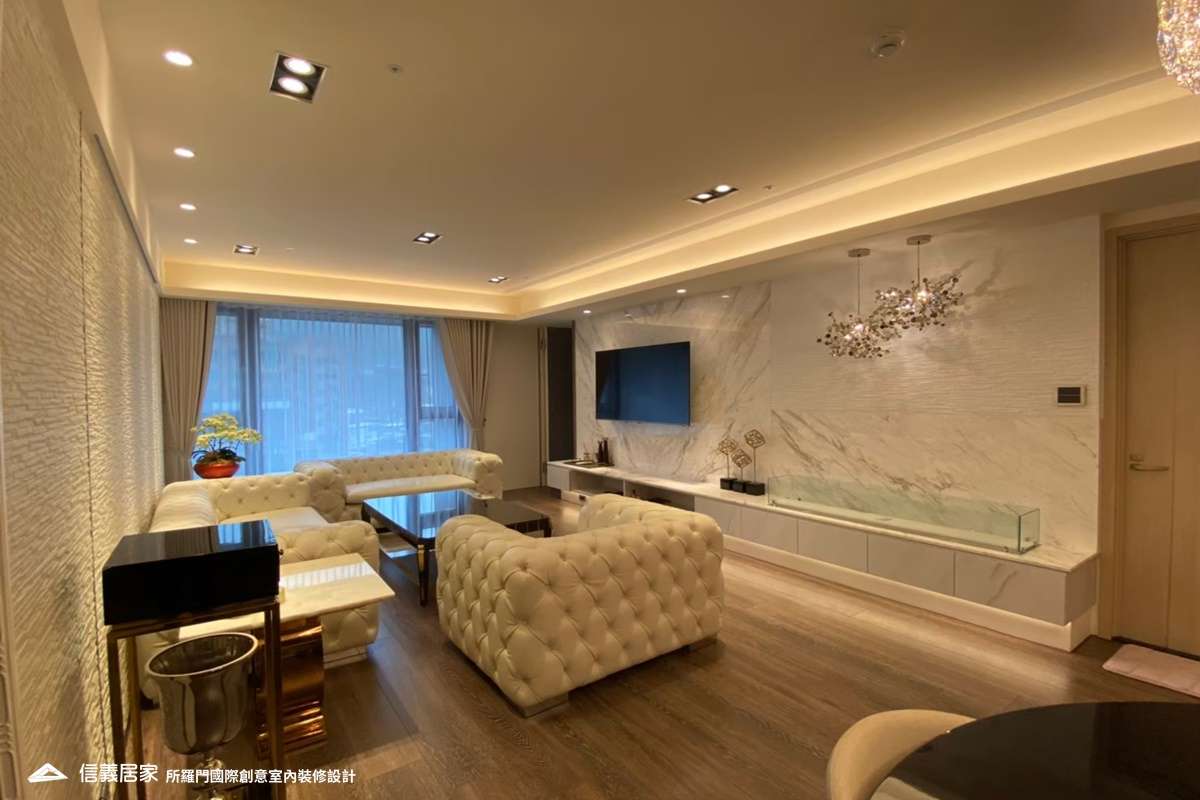 白色客廳室內裝潢設計，包括沙發、電視牆、椅子、電視櫃、大理石牆/檯面裝潢圖片