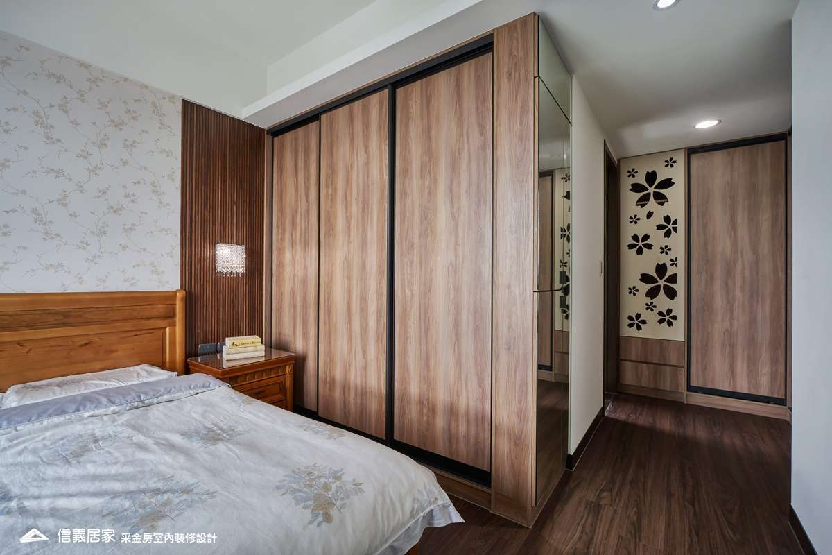 白色臥室室內裝潢設計，包括床、收納櫃、壁燈、床頭櫃裝潢圖片