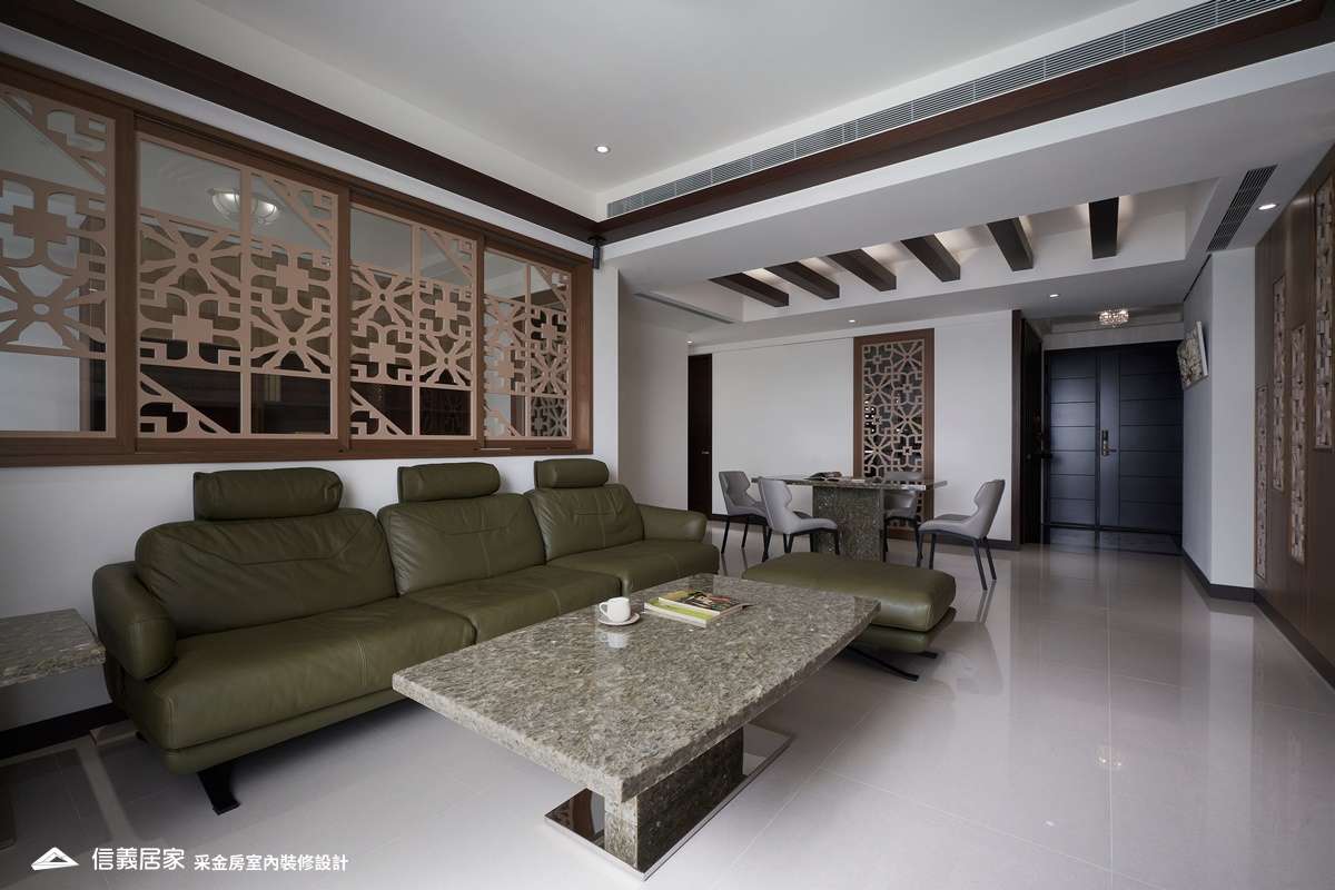 白色客廳室內裝潢設計，包括沙發、茶几、椅子、沙發牆、隔屏裝潢圖片