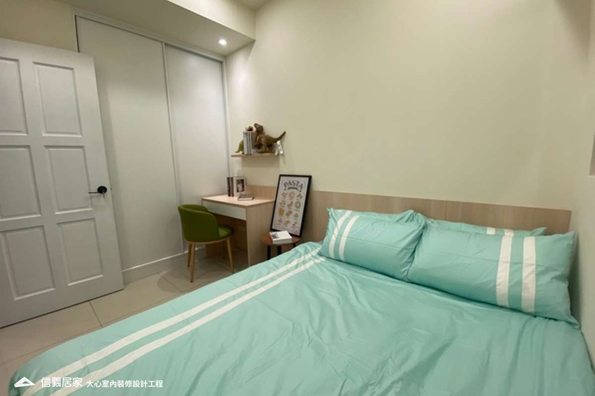 白色臥室室內裝潢設計，包括床、椅子、床頭主牆、化妝台裝潢圖片