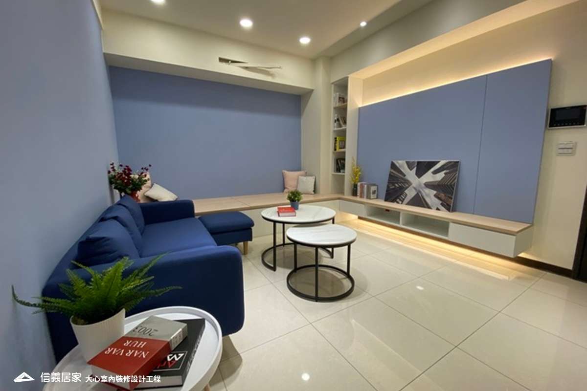 藍色客廳室內裝潢設計，包括沙發、茶几、收納櫃、置物櫃、臥榻裝潢圖片