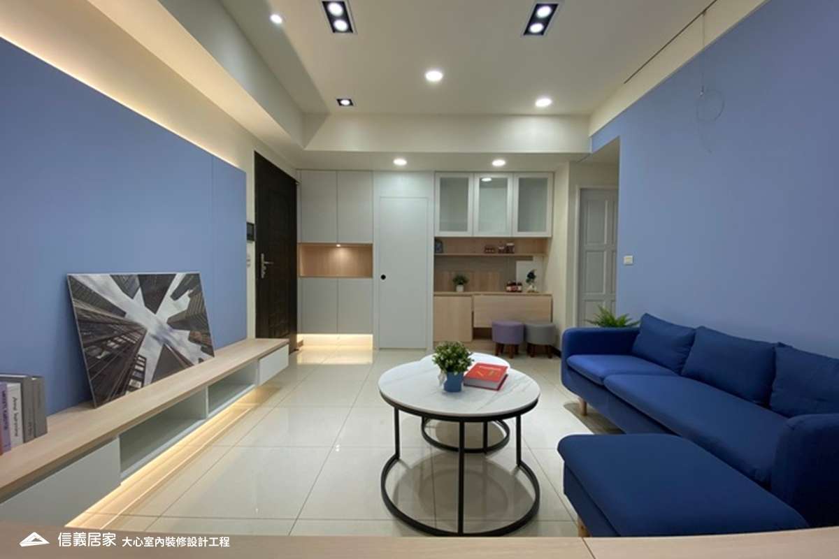 藍色客廳室內裝潢設計，包括沙發、茶几、收納櫃、電視櫃、置物櫃裝潢圖片