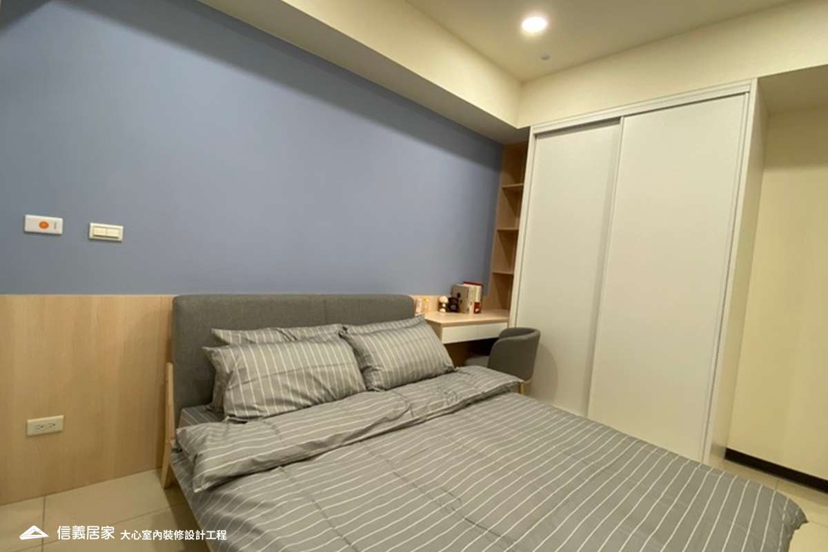 藍色臥室室內裝潢設計，包括床、椅子、床頭主牆、書桌裝潢圖片