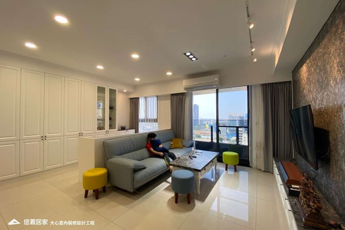 白色客廳室內裝潢設計，包括窗簾、茶几、收納櫃、電視牆、椅子、置物櫃裝潢圖片