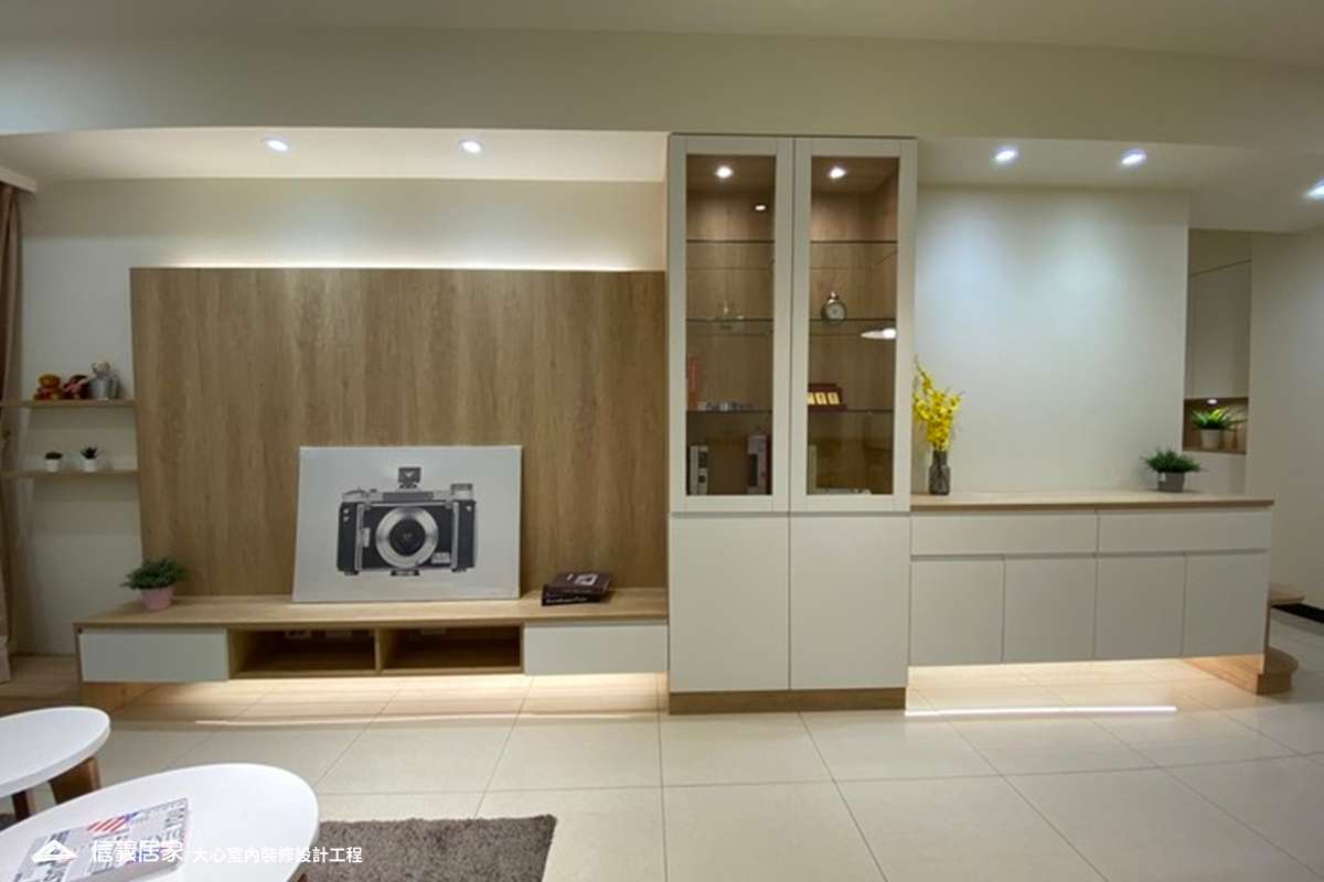 白色客廳室內裝潢設計，包括茶几、收納櫃、電視牆、展示櫃裝潢圖片