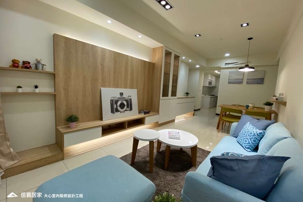 白色客廳室內裝潢設計，包括沙發、茶几、收納櫃、電視櫃、矮櫃、展示櫃裝潢圖片