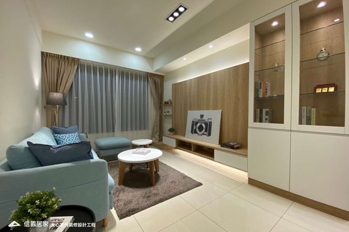 白色客廳室內裝潢設計，包括沙發、茶几、電視牆、電視櫃、地毯、展示櫃裝潢圖片