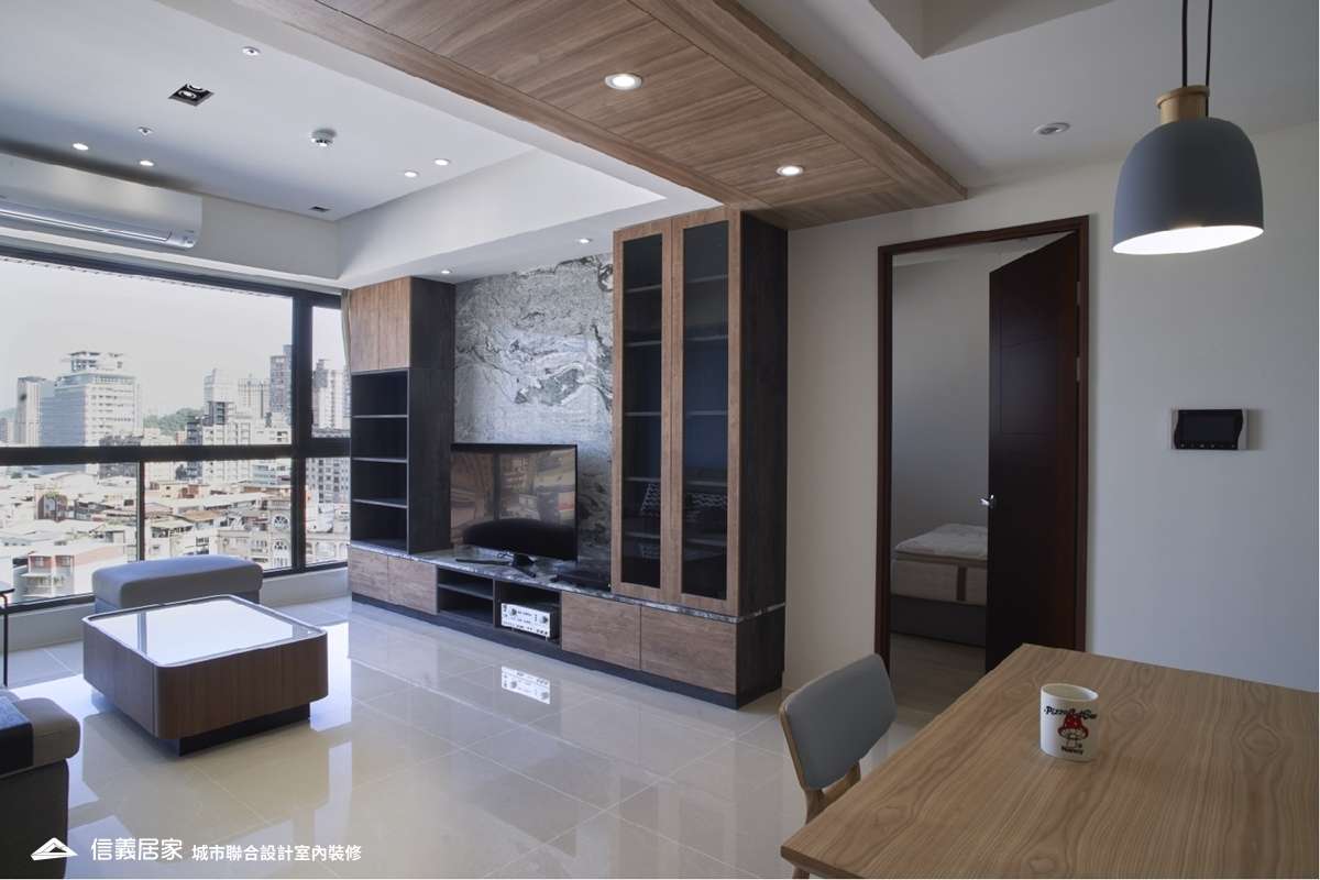 咖啡色客廳室內裝潢設計，包括茶几、吊燈、電視牆、電視櫃、矮櫃、燈具、置物櫃裝潢圖片