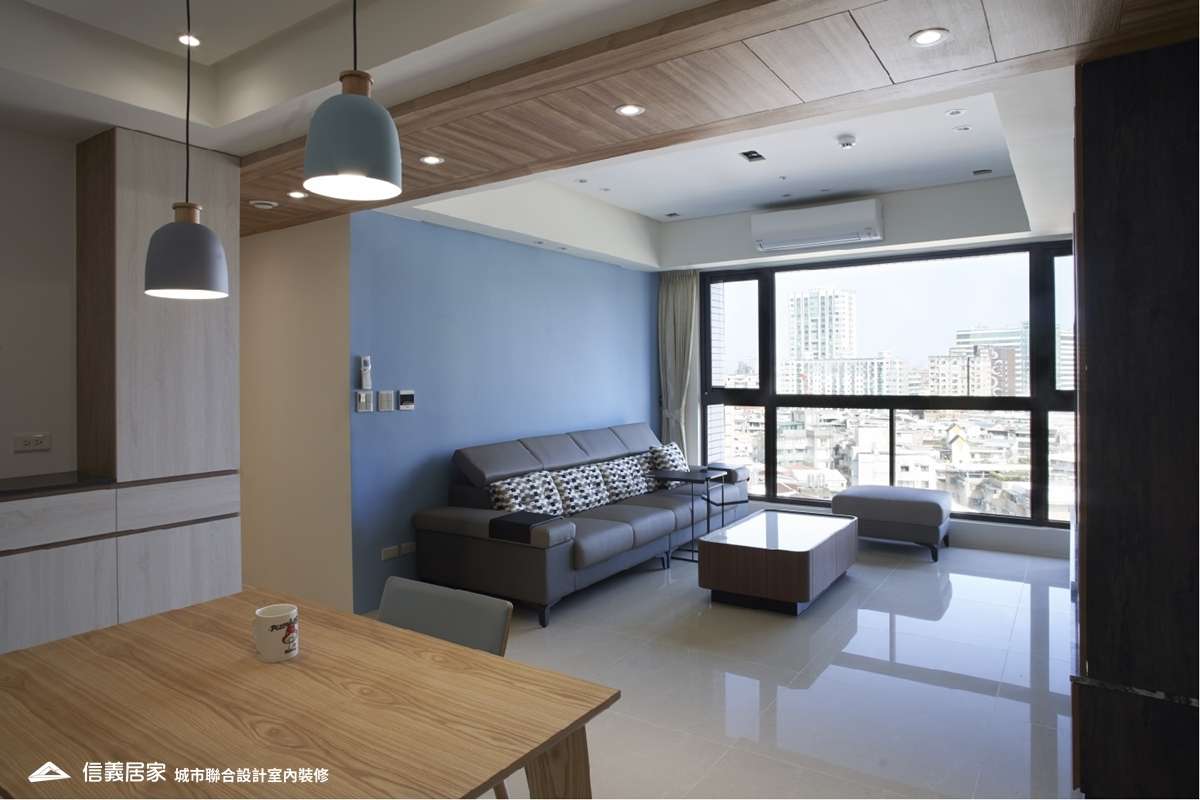 藍色客廳室內裝潢設計，包括沙發、茶几、電視櫃、沙發牆裝潢圖片