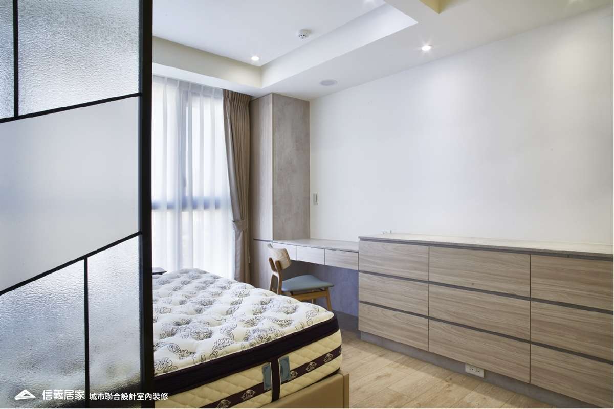 白色臥室室內裝潢設計，包括床、化妝台、隔屏裝潢圖片