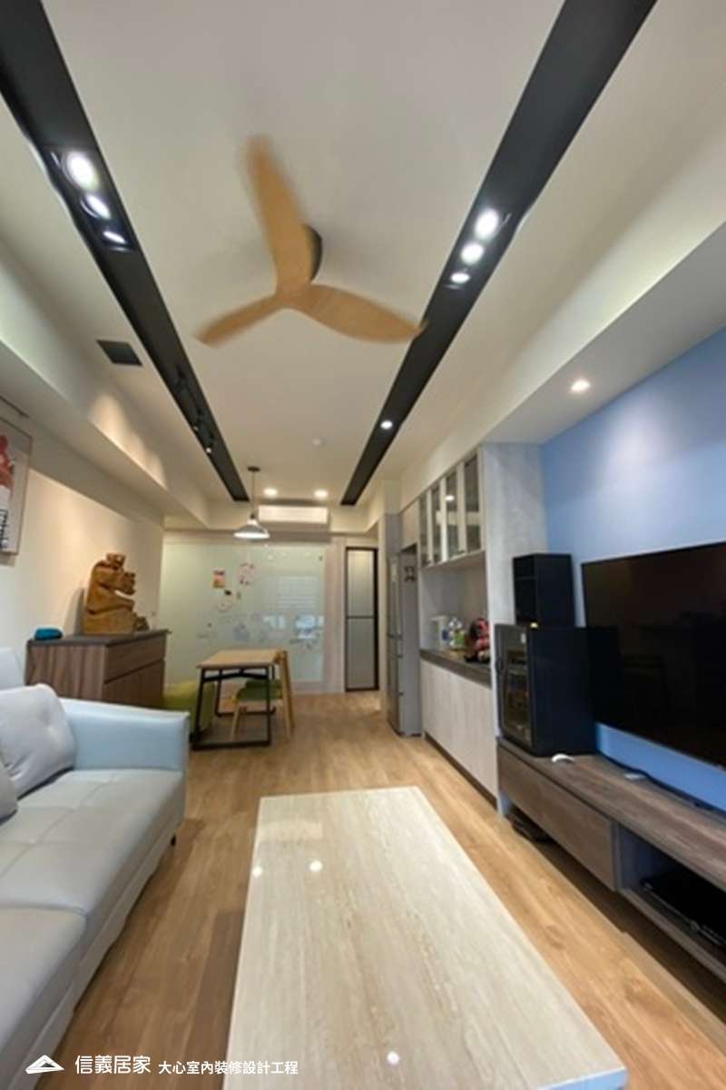 白色客廳室內裝潢設計，包括沙發、茶几、電視牆、電視櫃、矮櫃、置物櫃裝潢圖片